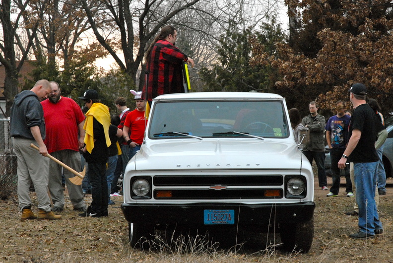 Rob and Robin contemplate destroying Jeff's truck