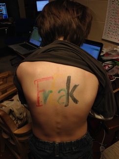 Aylin shows off her FrEak tattoo